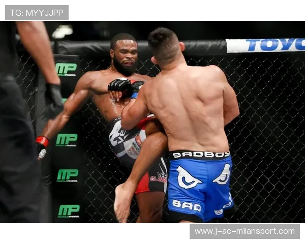 UFC 赛场选手裸绞成功终结比赛